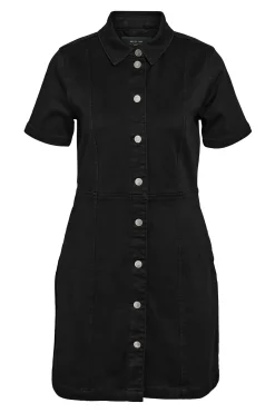 Vestido vaquero corto de manga corta con abotonado frontal y bolsillos.