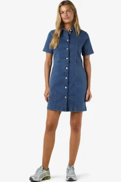 Vestido vaquero de manga corta con cuello y abotonado frontal