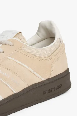 Zapatilla Tommy Jeans beige con suela marr&oacute;n