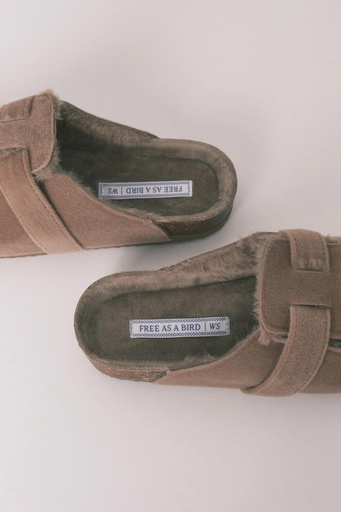 Zapatillas casa tipo zueco marr&oacute;n