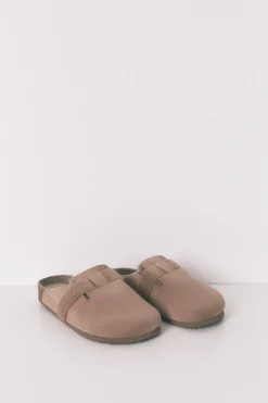 Zapatillas casa tipo zueco marr&oacute;n