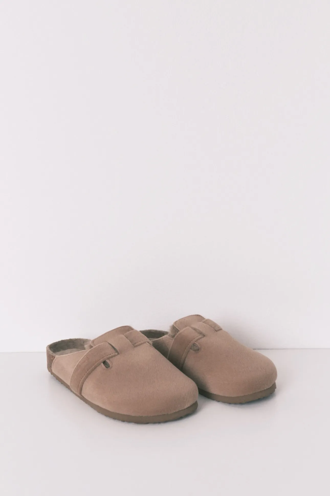 Zapatillas casa tipo zueco marr&oacute;n