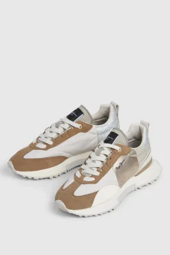 Zapatillas Con Detalles En Ante